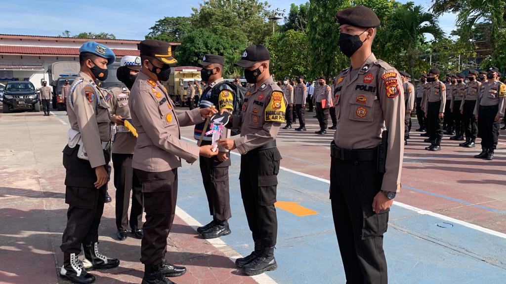 Kapolres Inhu Serahkan Peralatan Bhabinkamtibmas dan Satuan Samapta