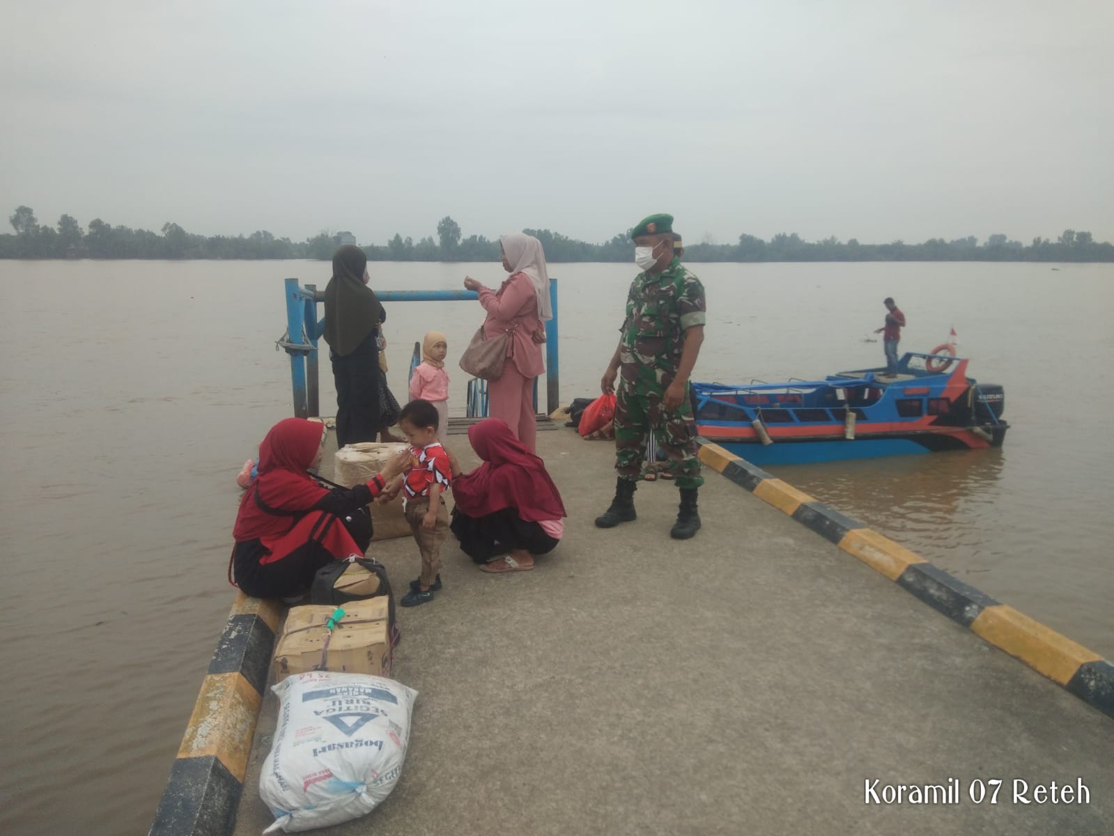 Pengecekan dan Pengawasan Kepada Penumpang Oleh Danramil 07/Reteh