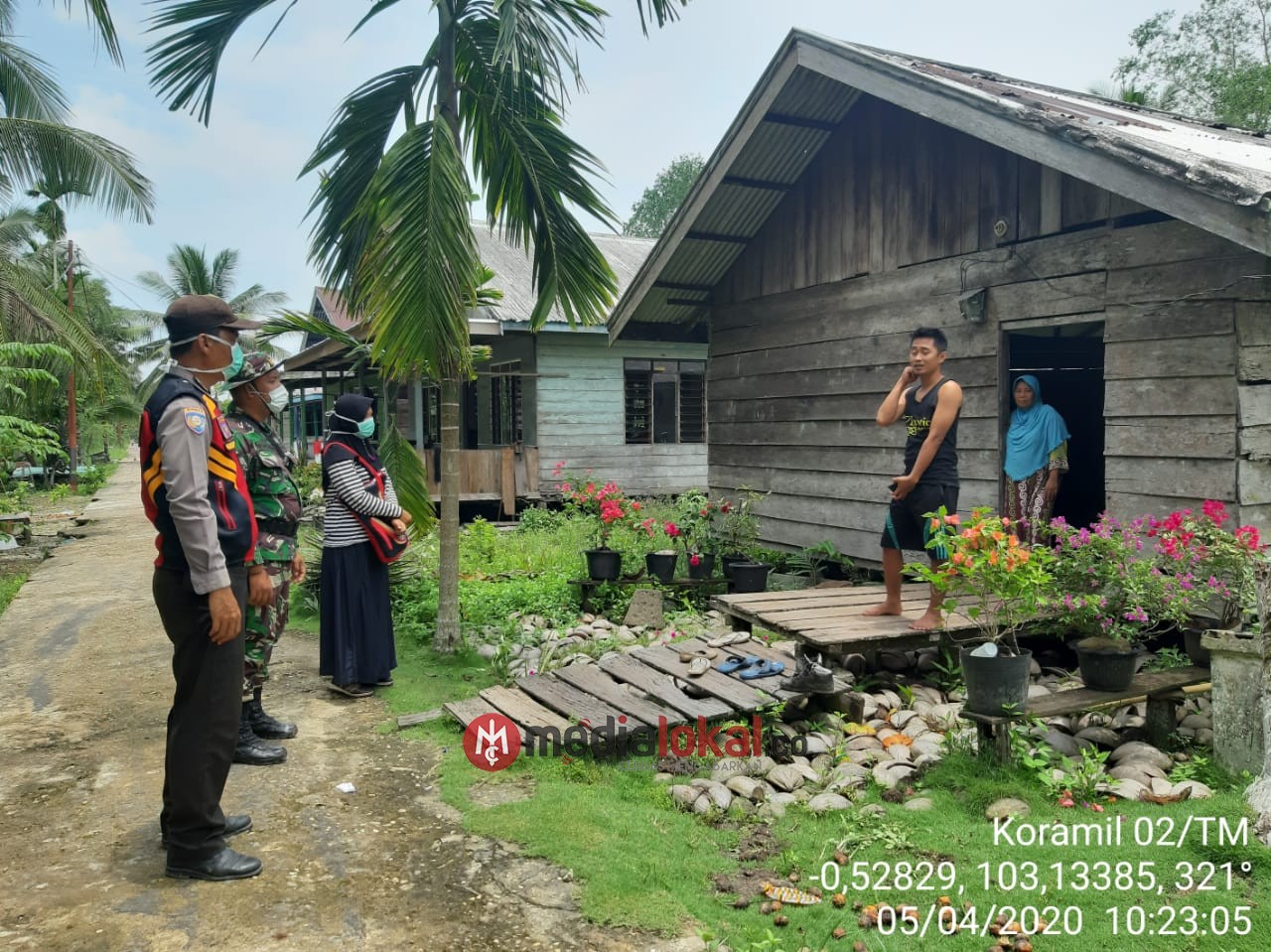 Babinsa Pusaran Koramil 02/Tanah Merah Lakukan Pemantauan Terhadap Warga Pusaran 7 