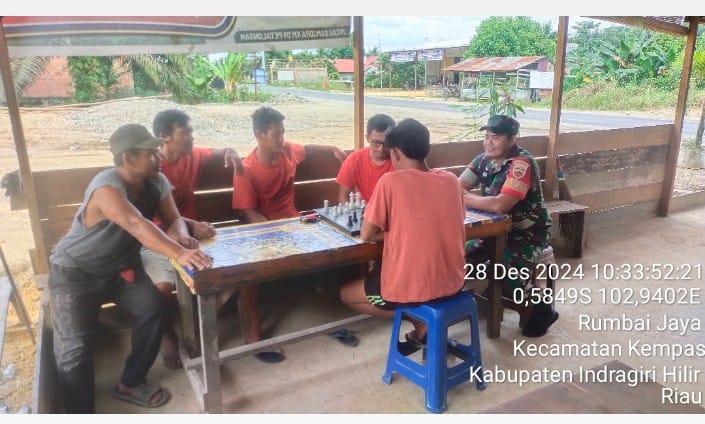 Babinsa Koramil 03/Tempuling Ciptakan Keamanan Melalu Komsos dengan Tamas dan Toda di Desa Binaan