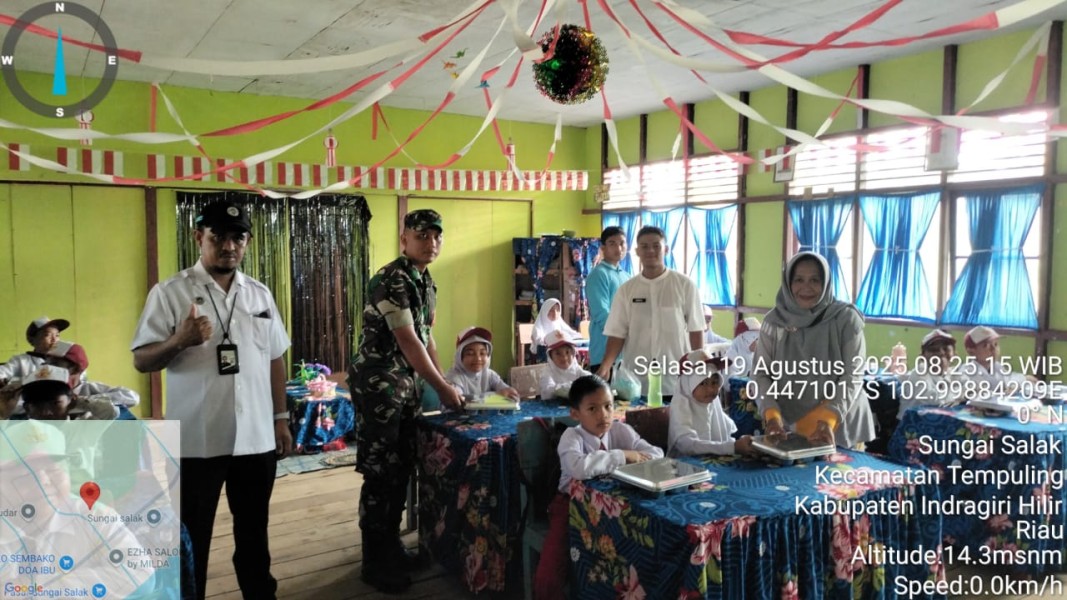 Babinsa Koramil 03/Tempuling Dampingi Kegiatan Makan Sehat Bergizi untuk 1.993 Siswa di Kecamatan Tempuling