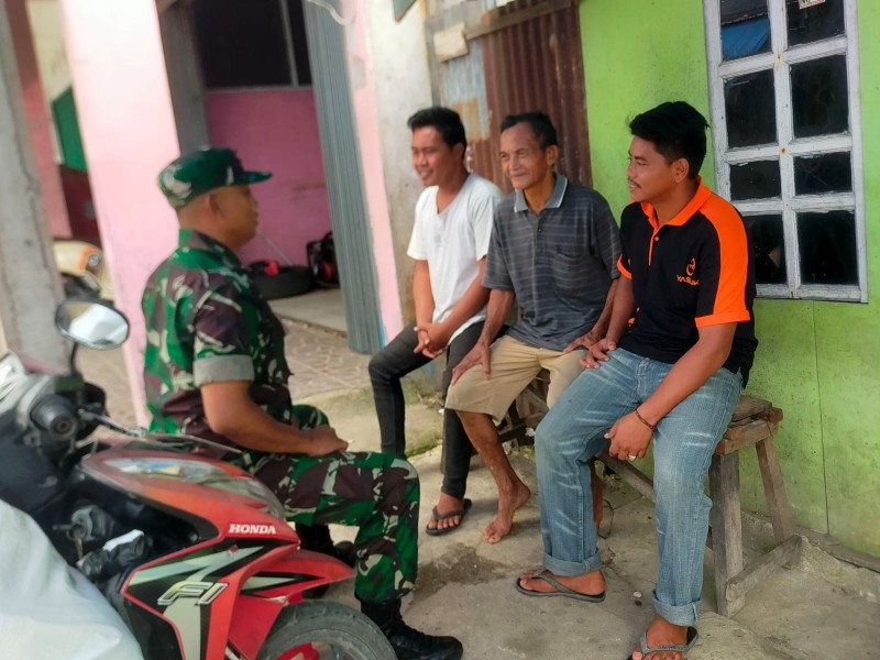 Menyambangi Tokoh Masyarakat, Serda Denny Susanto Jalin Kedekatan di Kelurahan Tanjung Pidada