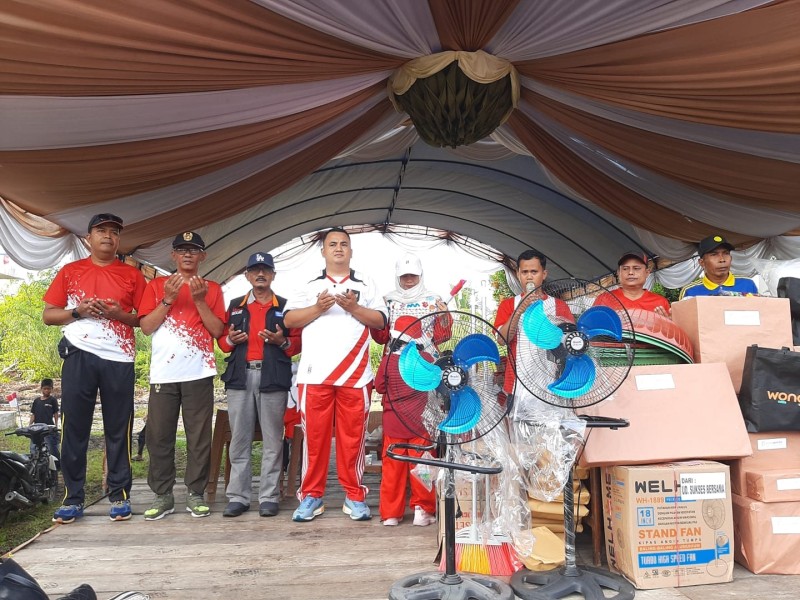 Babinsa Koramil 03/Tpl Jalan Santai dan Pembagian Doorprize Meriahkan Peringatan HUT RI ke-80 di Desa Sungai Gantang