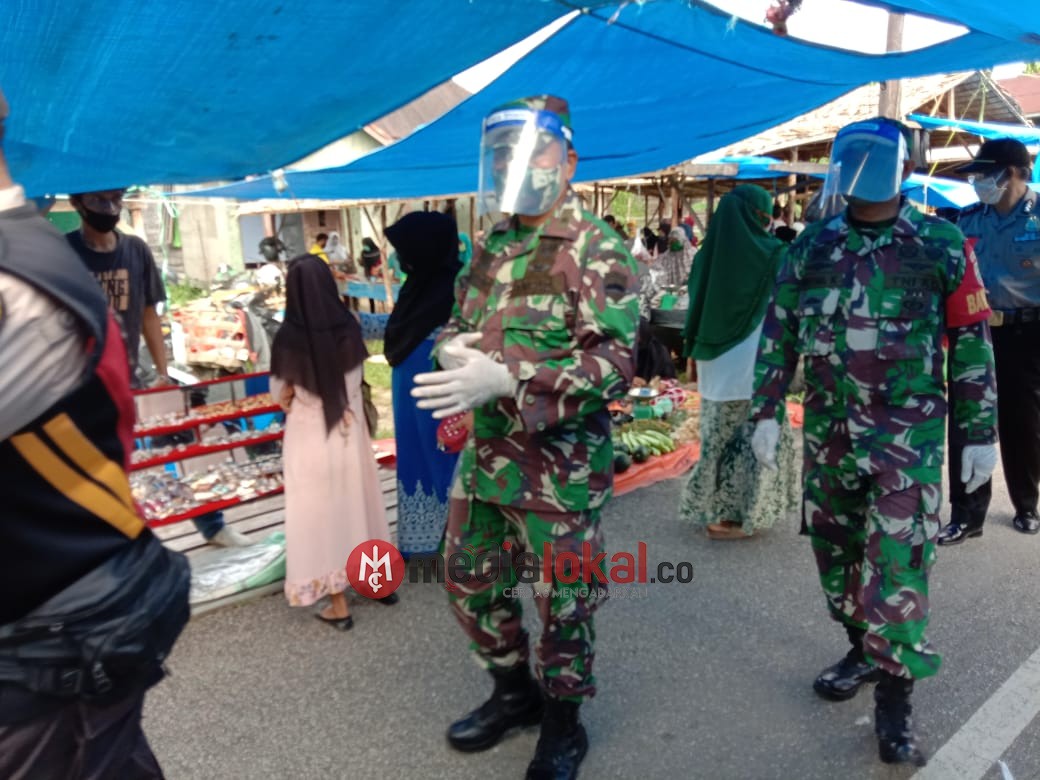 TNI-Polri dan Aparat Kecamatan Lakukan Sweeping Penggunaan Masker di Pasar Sungai Salak