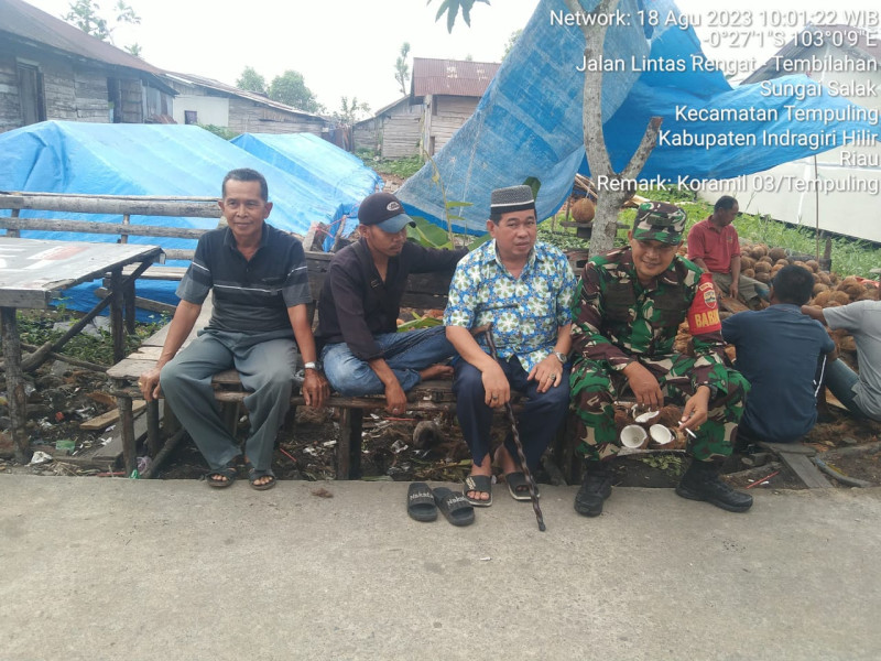 Babinsa 03/Tpl Sertu Paryono Komsos dengan Petani dan Tomas di Kampung Pancasila