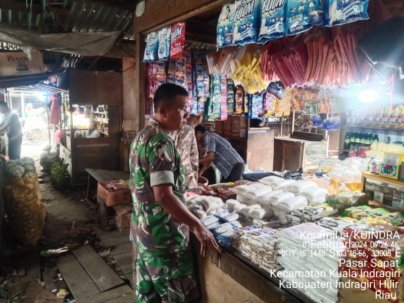 Babinsa Koramil 04/Kuindra Laksanakan Pengecekan Harga Pangan di Pasar Tradisional