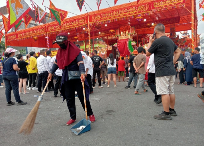 Dinas Lingkungan Hidup Kabupaten Rohil Kerahkan Petugas Kebersihan Selama Ritual Budaya Bakar Tongkang
