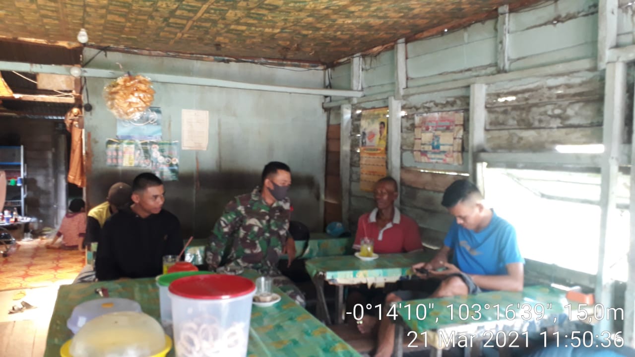 Babinsa Sungai Piring Komsos Ajak Warga Jaga Lahan dari Bahaya Karhutla