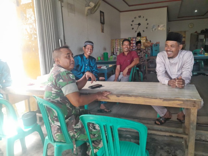 Babinsa Koramil 05/Gas Sertu Guntur Komsos Dengan Masyarakat Jalin Silaturahmi di Binaan