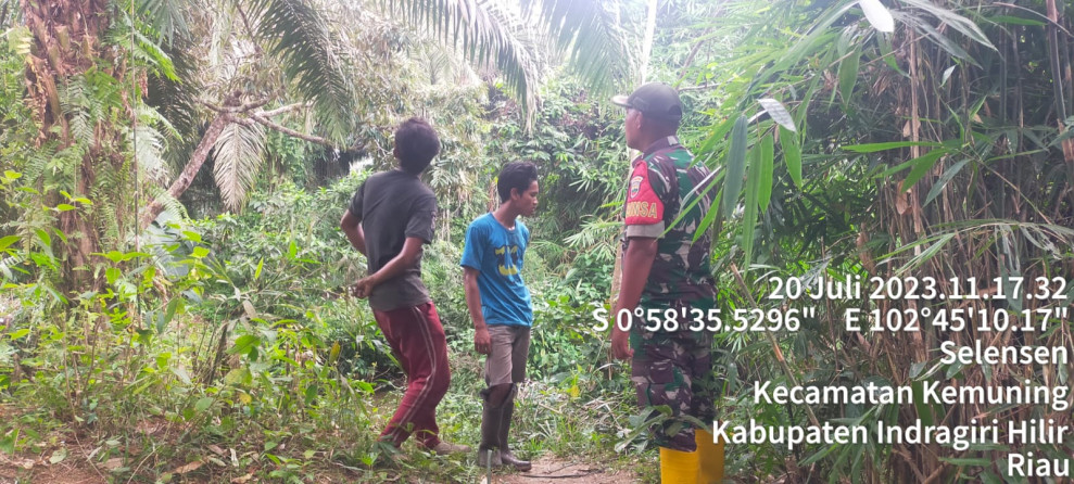 Babinsa Koramil 09/Kemuning Terus Lakukan Pencegahan dan Upaya Untuk Karhutla