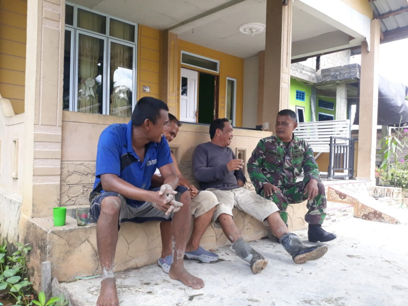 Babinsa Koramil 05/GAS Kodim 0314/Inhil,Serma Sasmito Melaksanakan Giat Komsos Bersama Pemuda Dusun Lestari Desa Belantaraya