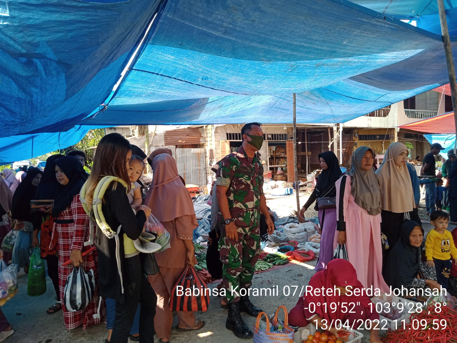 Babinsa Koramil 07/Reteh, Serda Johansah Lakukan Kegiatan Protokol Kesehatan di Desa Sanglar