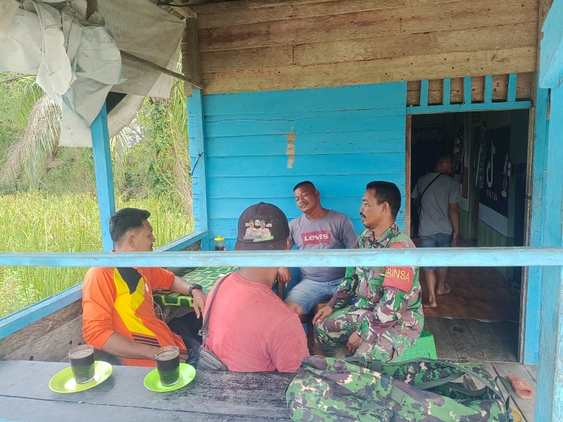 Jalin Keakraban, Babinsa Kopka RH Tambunan Komsos dengan Pemuda Desa Harapan Jaya