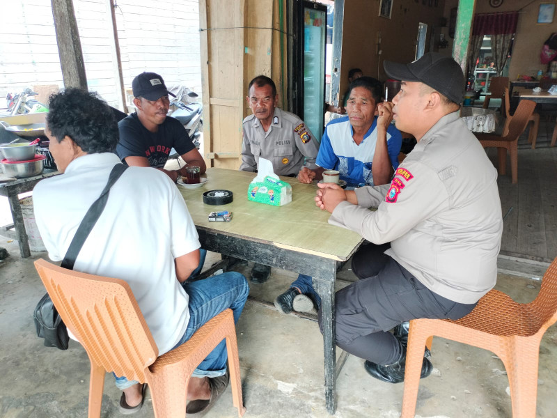 Bhabinkamtibmas Komsos Di Warung Kopi Eratkan Silaturahmi Bersama Warga