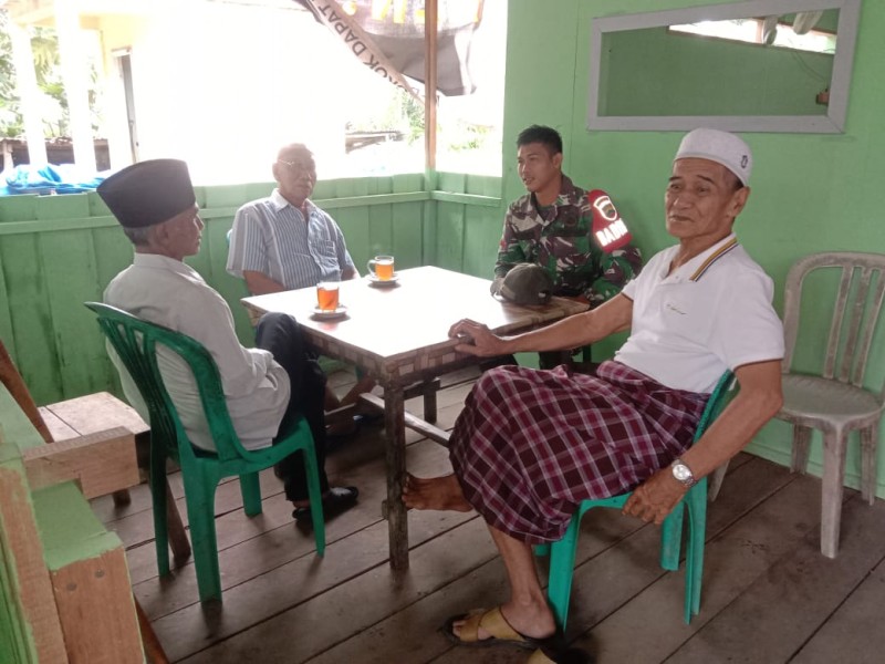 Komsos oleh Babinsa Koramil 07/Reteh, Meningkatkan Hubungan dengan Masyarakat