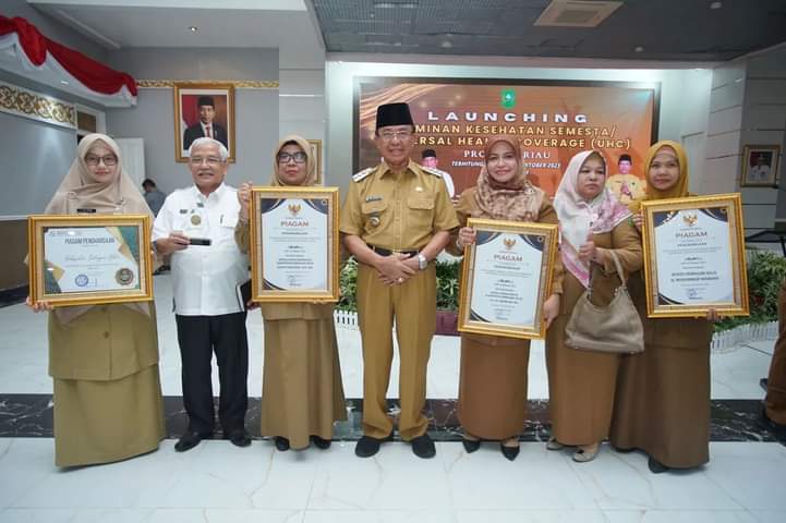 Pemkab Inhil Terima Piagam Penghargaan Atas Capaian UHC