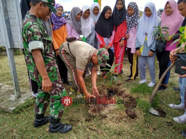 Koramil 08/Mandah Tanam Pohon Mangga di Sekolah  