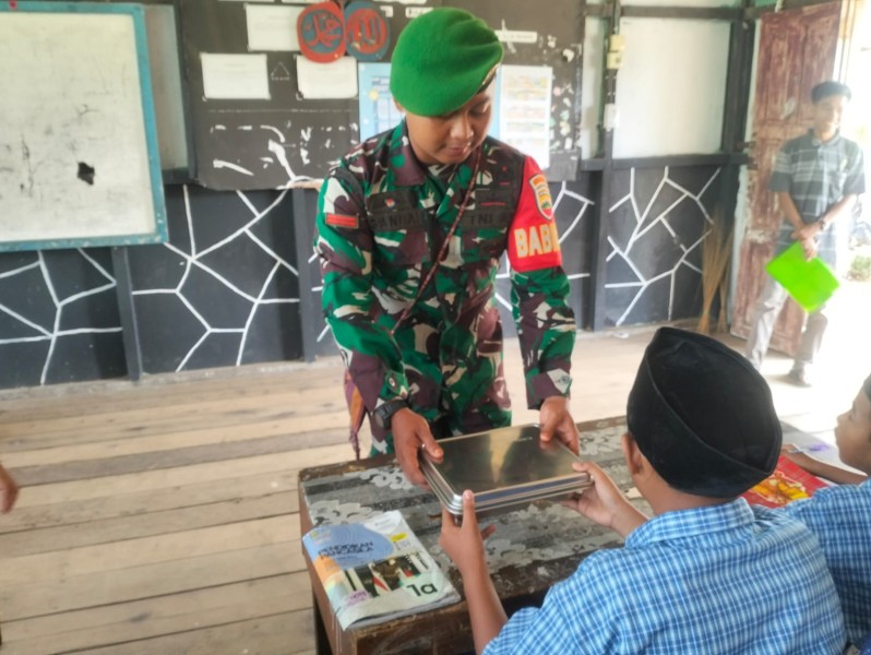 Sarapan Seimbang untuk Generasi Emas, Babinsa Pratur Umar Ganda Dampingi Kegiatan Makan Sehat Bergizi