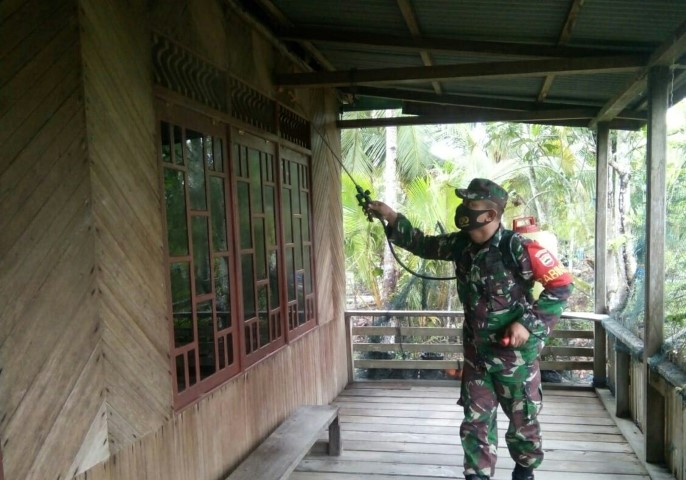 Babinsa Koramil 04/Kuindra Lakukan Penyemprotan Disenfektan di Rumah Warga di Sungai Berapit