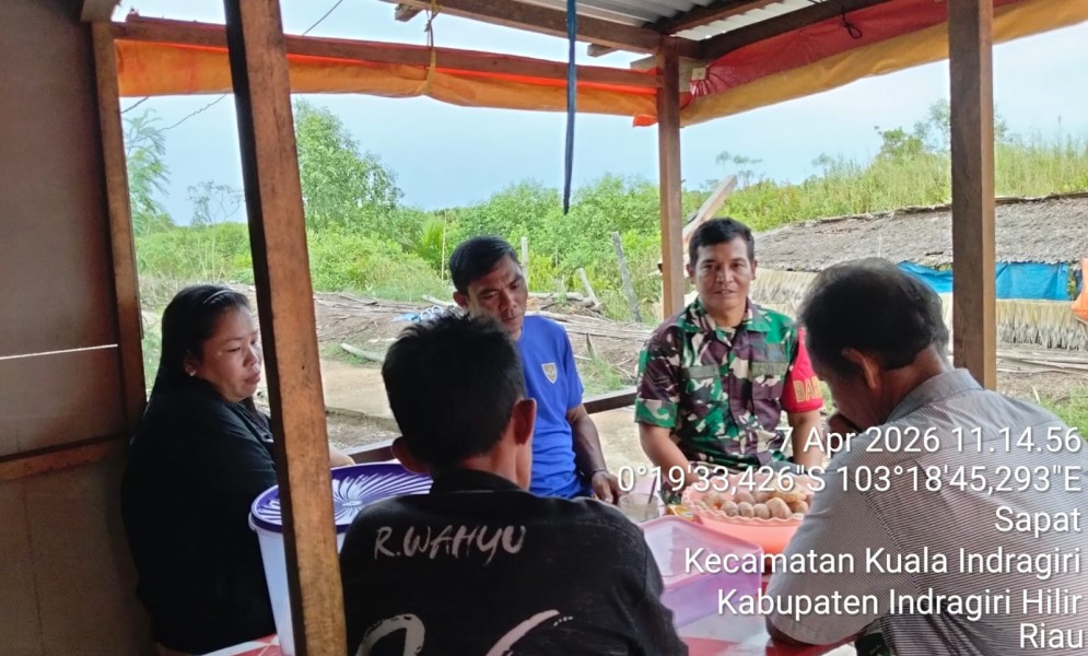 Babinsa Koramil 04/KUINDRA Wujudkan Kepedulian terhadap Masyarakat Melalui Komsos dengan Rutin