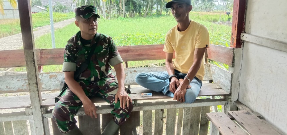 Komsos, Babinsa Koramil 07/Reteh Ajak Warga Lakukan Ronda Malam