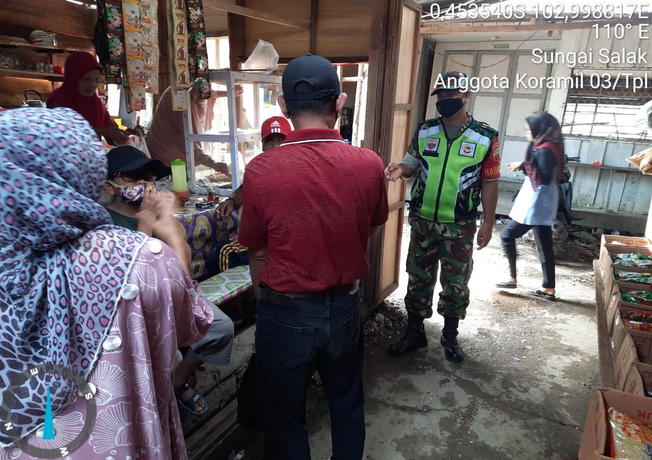 Babinsa Koramil 03/Tempuling Komsos Pada Pedagang Pasar