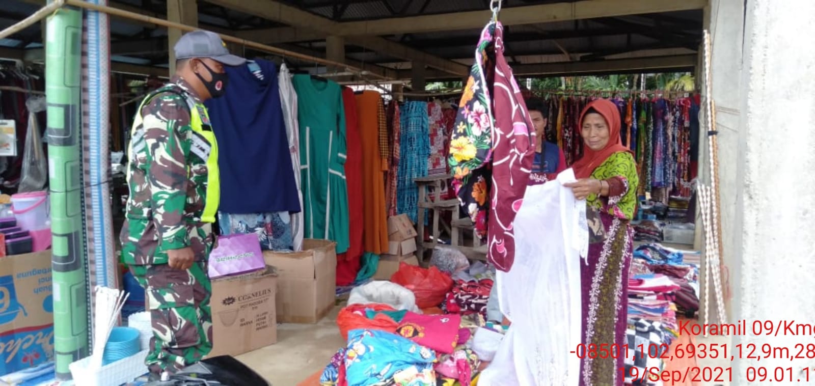 Babinsa Koramil 09/Kemuning Kembali Tegakkan Protkes di Pasar Tradisional Sekayan