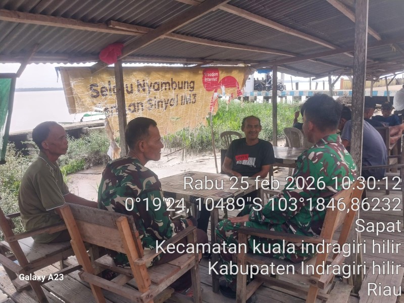 Babinsa Koramil 04/Kuindra Hangatkan Suasana Ramadhan dengan Komsos Bersama Masyarakat