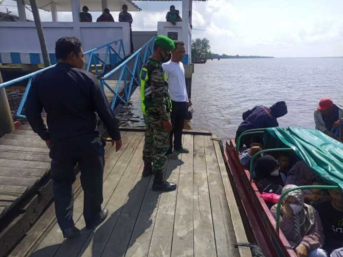 Anggota Koramil 04/Kuindra Tegakkan Posko Kesehatan di Wilayah