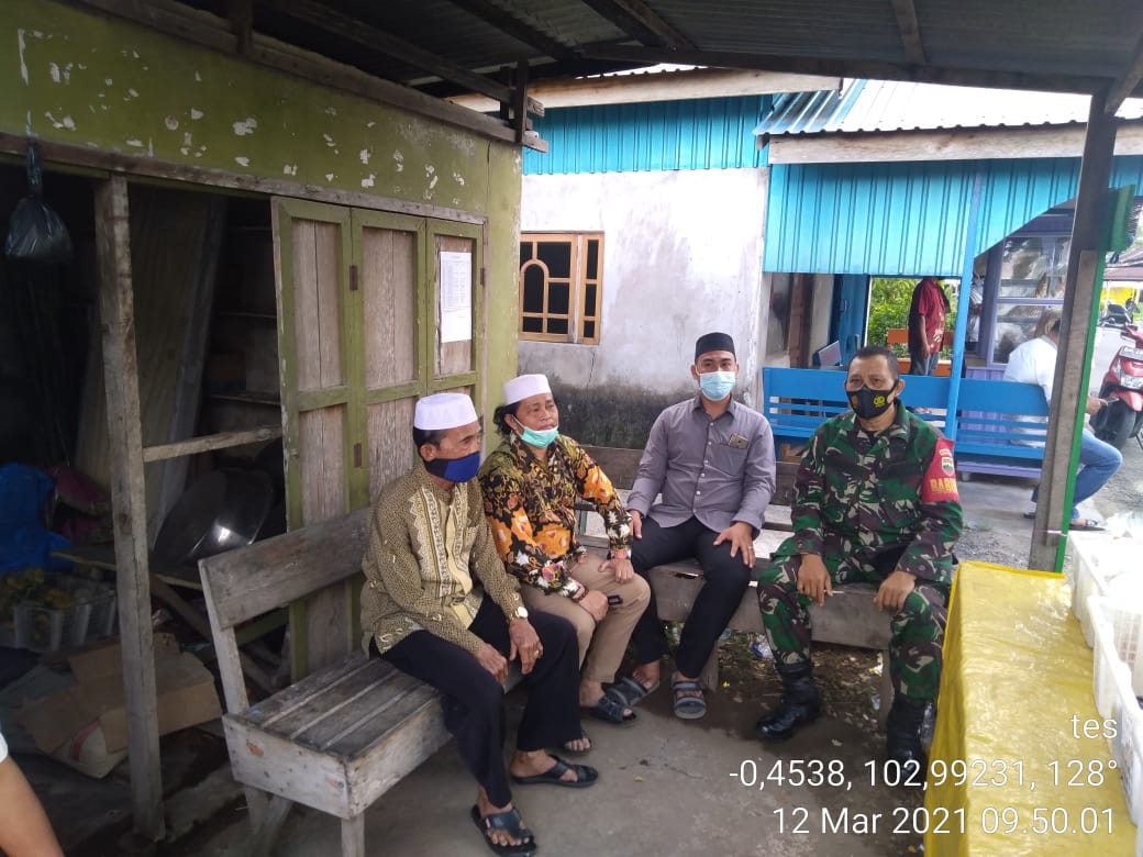 Lewat Komsos, Babinsa Koramil 03/Tempuling Sosialisasikan Pentingnya Vaksinasi Covid-19