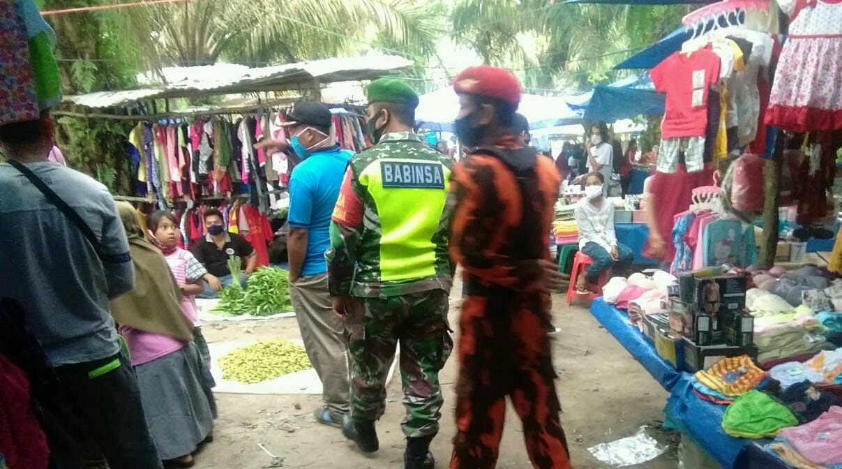 Cegah  Covid-19, Babinsa Kampung Simpang Perak Jaya Lakukan Penegakan Disiplin Pasar Kaget