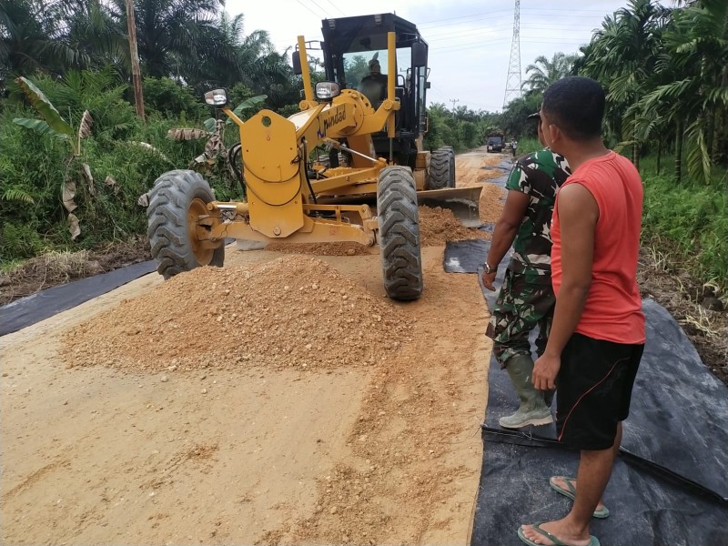 TMMD ke-123 Kodim 0314/Inhil, Pengawasan Perehaban Jalan Poros: Danramil 04/Kuindra dan Masyarakat Bersatu