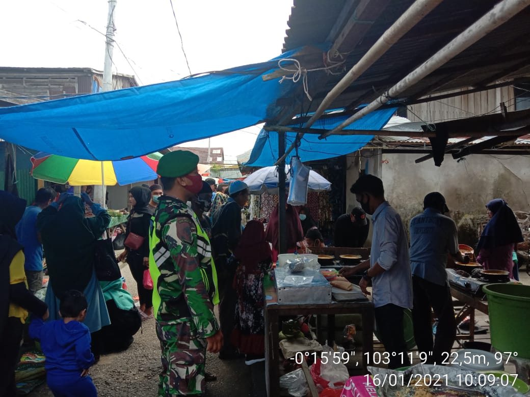 Babinsa Koramil 12/Batang Tuaka Lakukan Sosialisasi Protokol Kesehatan di Pasar
