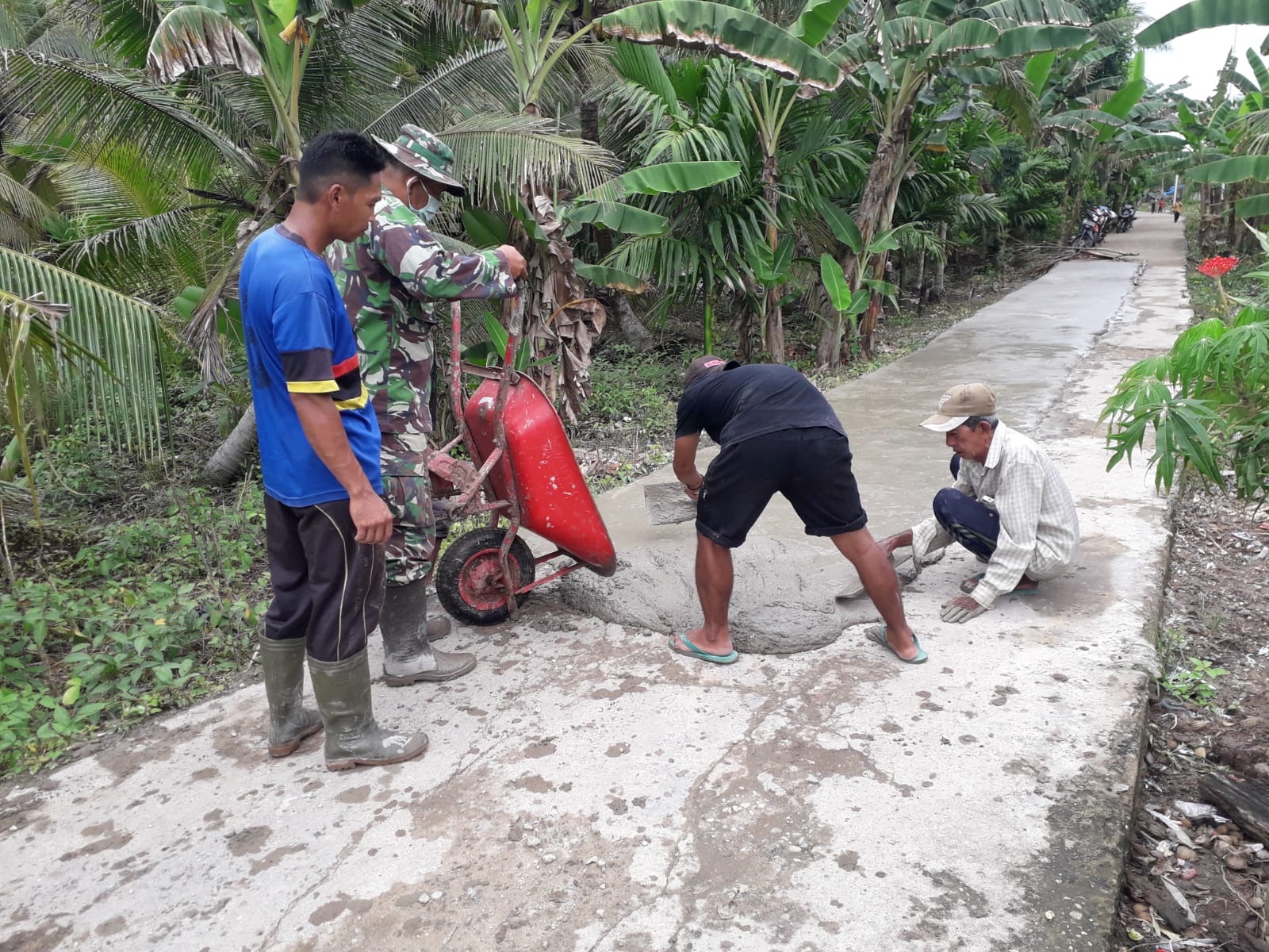 Sertu Eri Hamdani Melaksanakan Goro Untuk Semenisasi Jalan