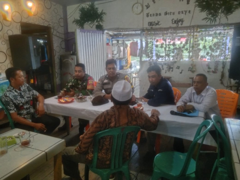 Bhabinkamtibmas Desa Simpang Gaung Aiptu Safrizal Zufri Dan Babinsa Simpang Gaung Melaksanakan Giat Sambang Serta Sosialisasi Pemilu Damai