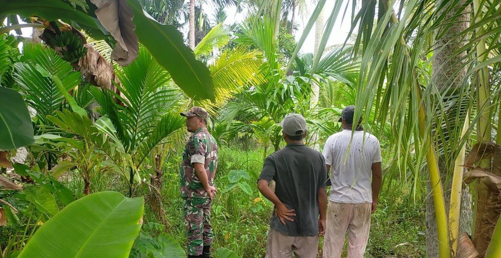 Patroli dan Sosialisasi Karlahut: Babinsa Koramil 07/Reteh Jalin Hubungan dengan Masyarakat