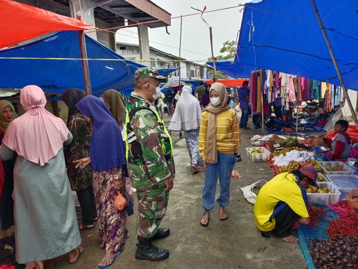 Babinsa Koramil 04/Kuindra Tegakkan Protkes di Pasar Tradisional Sapat