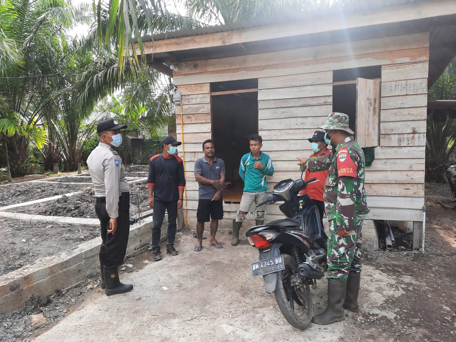 Sambangi Warga, Babinsa 03/Tempuling dan Bhabinkamtibmas Sampaikan Himbauan Terkait Prokes