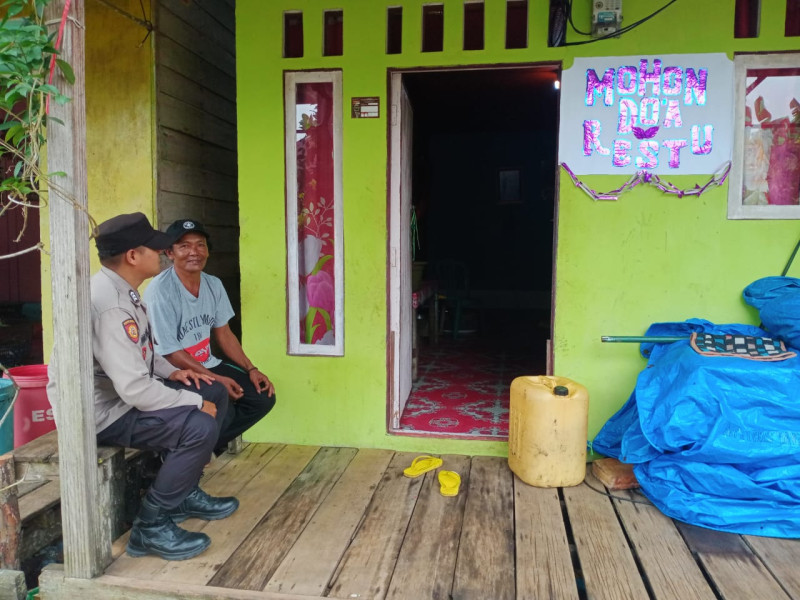 Giat Rutin Bhabinkamtibmas Desa Terusan Kempas Brigadir Akmaluddin Laksanakan Sambangi Warga