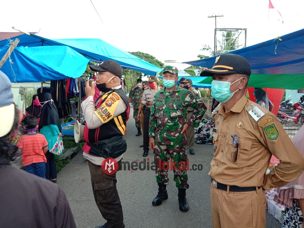 TNI dan Polri serta Pemerintah Kecamatan Tempuling Terus Sosialisasikan Himbauan Pemakaian Masker