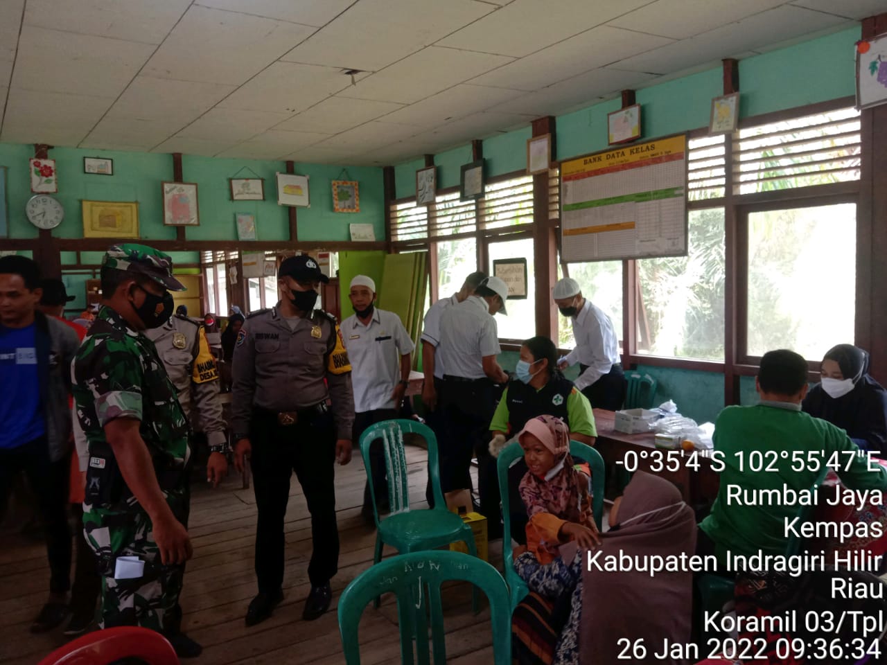 Babinsa Koramil 03/Tempuling Dampingi Nakes Vaksinasi Siswa/i Sekolah Dasar