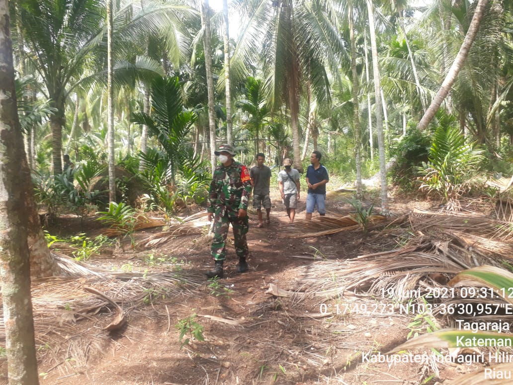 Patroli Karlahut di Desa Penjuru, TNI dari Koramil 06/Kateman Ajak Warga Agar Siaga