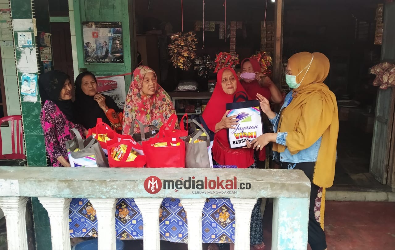 Yayasan Vioni Bersaudara Berikan Santunan Sembako untuk Warga, Vioni: Semoga ini Bermanfaat
