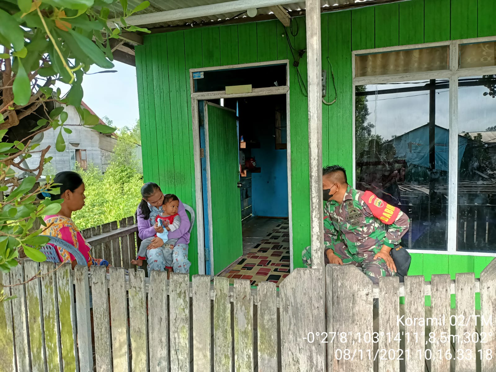 Sambangi Rumah Warga, Babinsa 02/Tanah Merah Lakukan Komsos