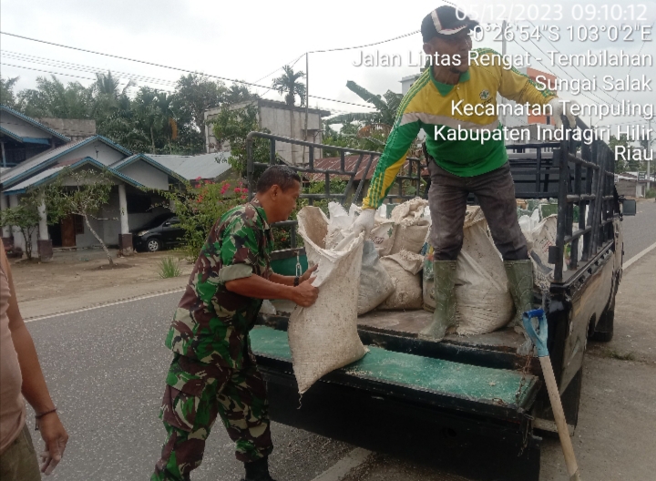 Bentuk Kedekatan Dengan Warga Binaan, Babinsa 03/Tpl Bantu Timbun Halaman Rumah Salah Satu Tokoh Masyarakat Kampung Pancasila