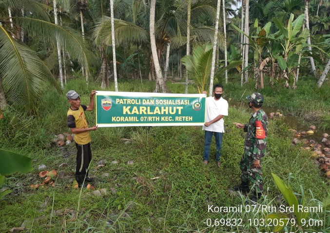 Babinsa Serda Ramli Lakukan Patroli dan Sosialisasi Karhutla di Wilayah Binaan
