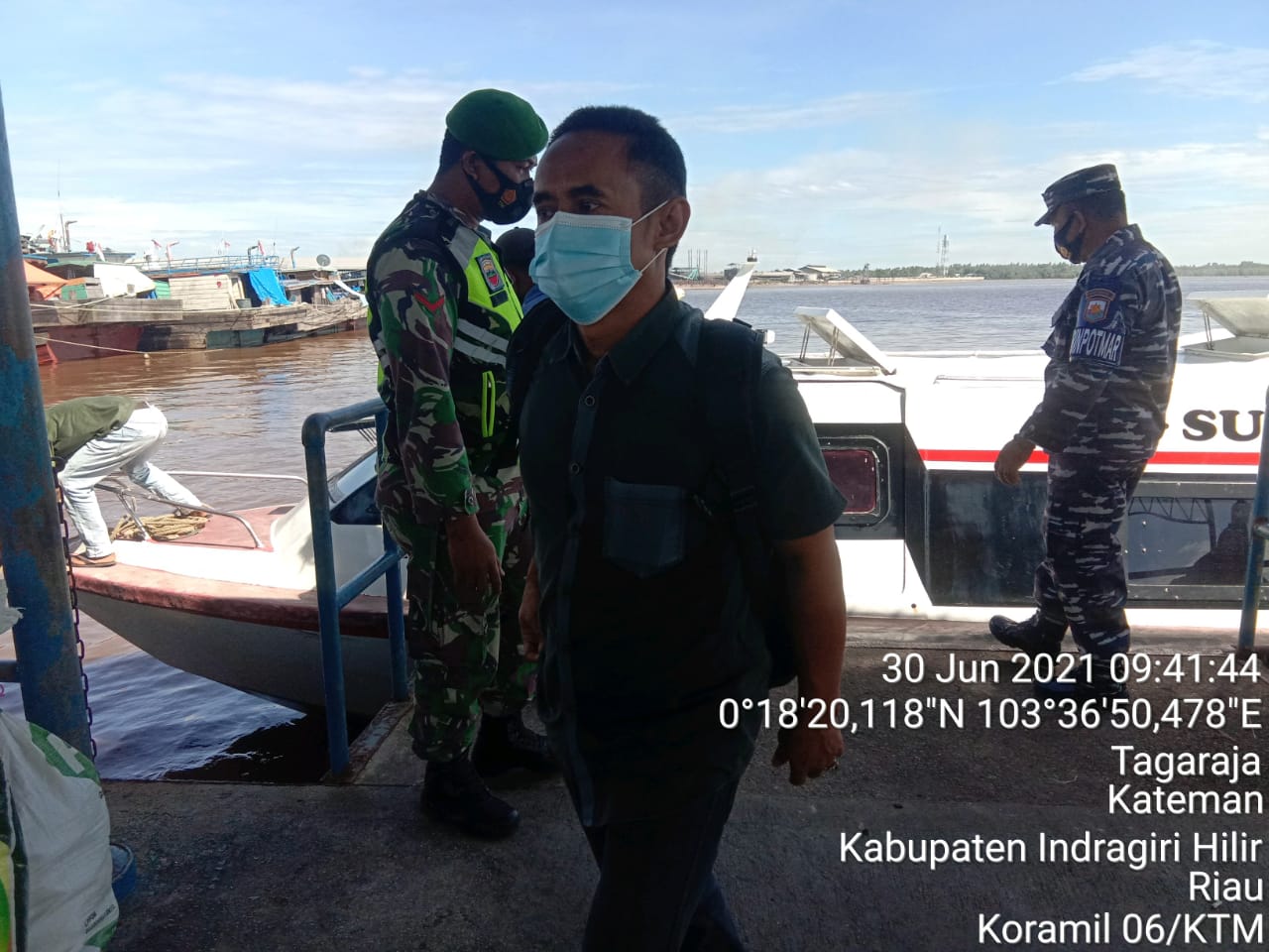 Babinsa Kopda Al Alim Laksanakan Penegakan Protkes di Pelabuhan Guntung