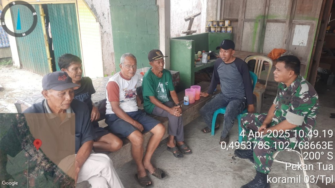 Manfaatkan Suasana Lebaran Idul Fitri, Babinsa Koramil 03/Tempuling Laksanakan Komsos Perkuat Silaturahmi