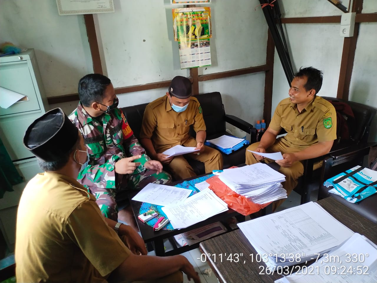 Babinsa Tasik Raya Lakukan Komsos Protokol Kesehatan Bersama Apdes