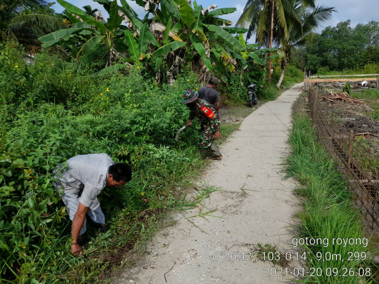 Peduli Lingkungan, Babinsa Koramil 03/Tempuling Bersihkan Jalan Desa Bersama Warga